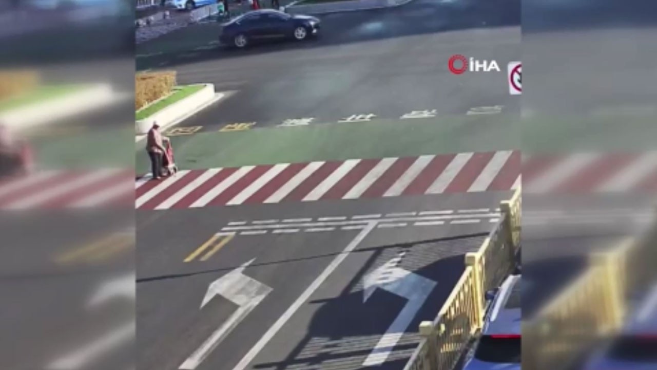 O ülkede trafikte büyük saygı! Yaşlı kadın için dakikalarca beklediler