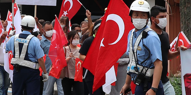 O ülkede Türk bayraklarıyla sokağa indiler!