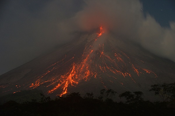 O ülkede yanardağ lav püskürtmeye başladı