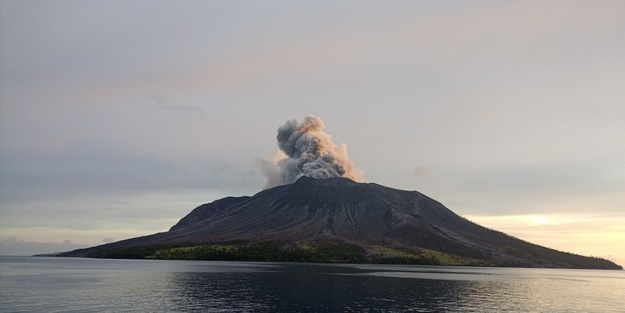 O ülkede yanardağ patladı!