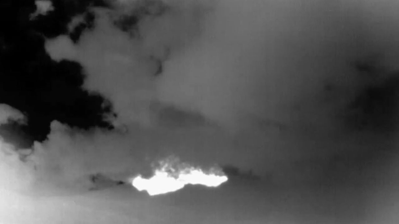 O ülkede yanardağ patladı! Kül bulutu 3 kilometreye ulaştı