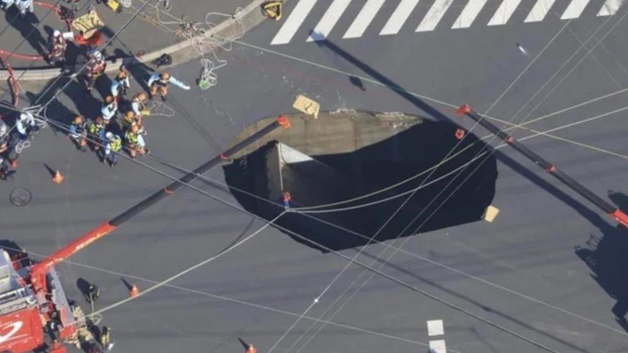 O ülkede yol çöktü! Dev çukura kamyonet düştü