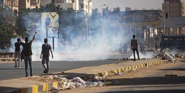 O ülkede yüzlerce kişi sokaklara döküldü! 1 kişi hayatını kaybetti