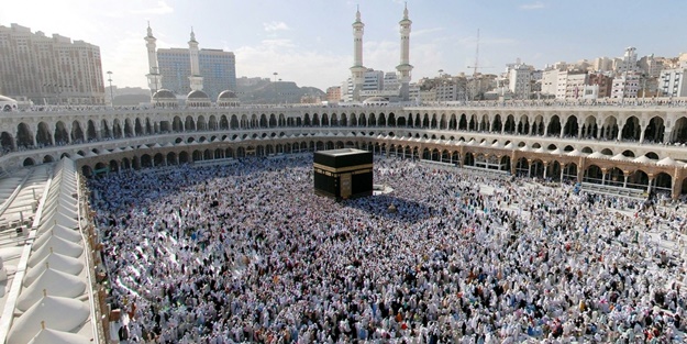 O ülkedeki Müslümanlar için hac ibadeti bir yıl ertelendi