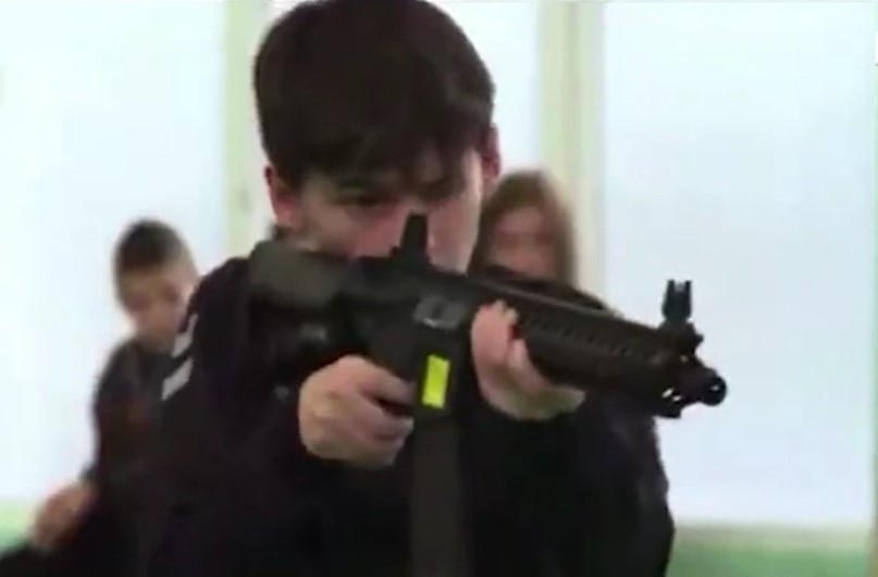 O ülkeden şok görüntüler geldi! Çocuklara silah eğitimi veriyorlar!