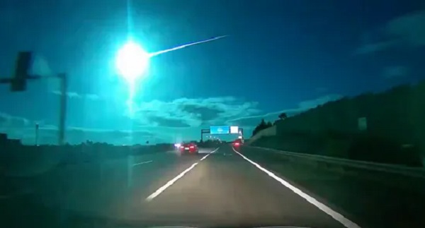 O ülkelerde görüldü ! Mavi ateş topu geceyi aydınlattı