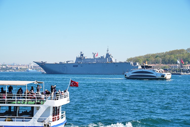 O ülkenin devasa amfibi hücum gemisi İstanbul’a demirledi: TGC Anadolu Gemisine benzerliği dikkat çekti