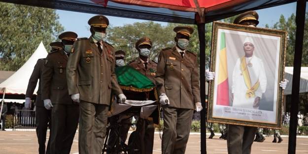 O ülkenin eski Cumhurbaşkanı toprağa verildi