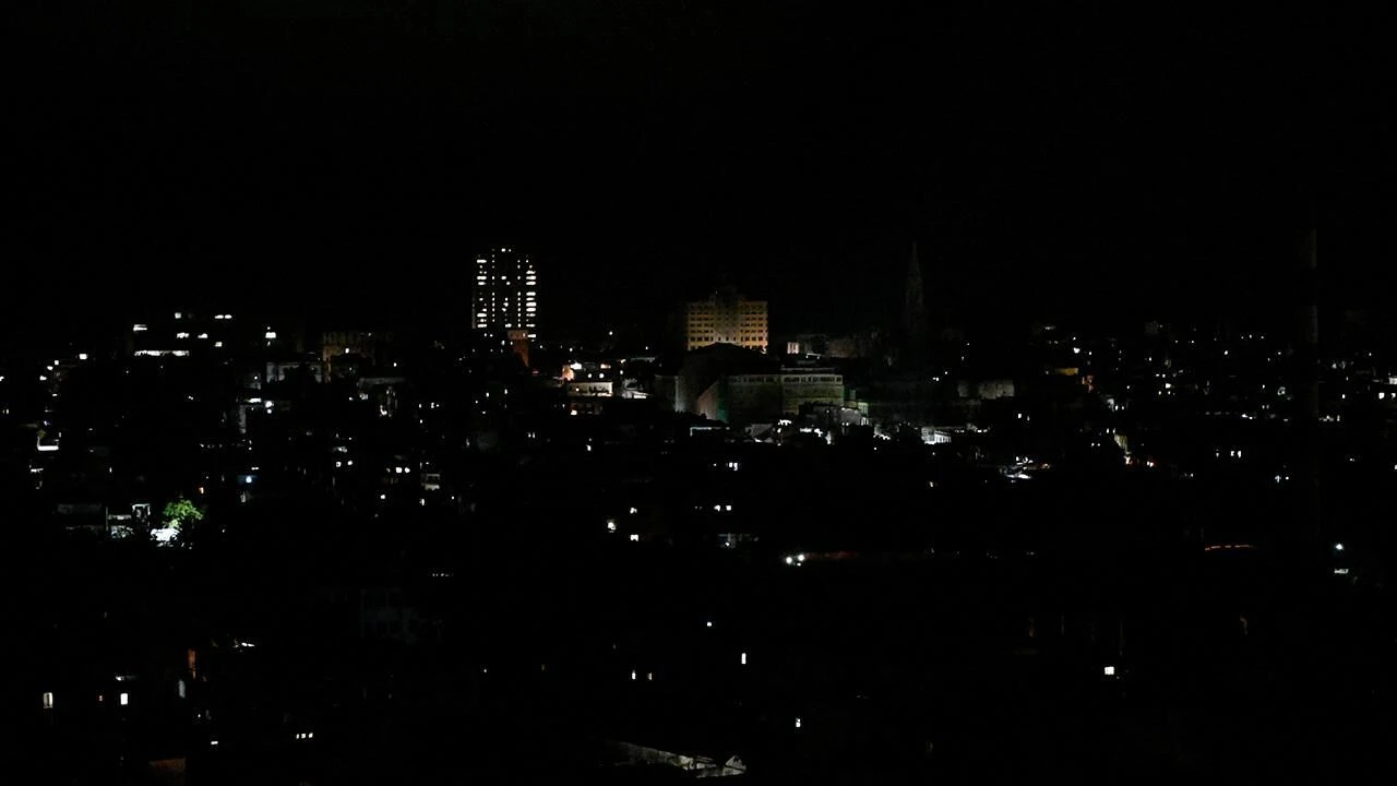 O ülkenin tamamında elektrikler gitti! Ülke komple karanlık!