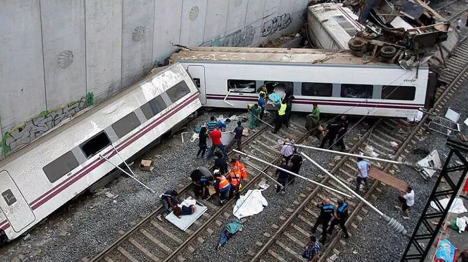 O ülkeyi sarsan olay! İki tren kafa kafaya çarpıştı