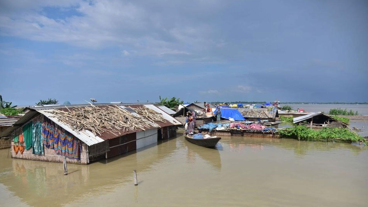 O ülkeyi sel vurdu: 40 ev yıkıldı
