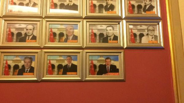 O valinin fotoğrafı panodan kaldırıldı!