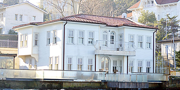 Lüks yalıya tamamen çöktüler