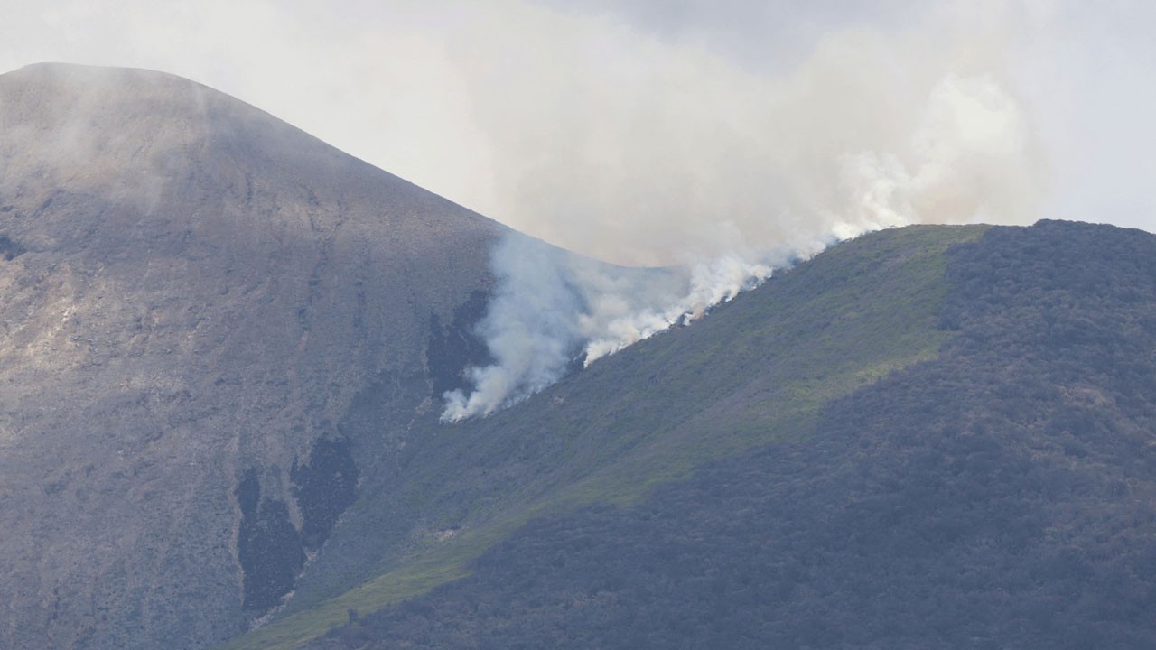 O yanardağ 4 bin metre yüksekliğe kül püskürdü