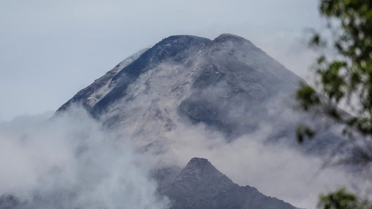 O yanardağ patladı! Kül bulutu gökyüzünü kapladı