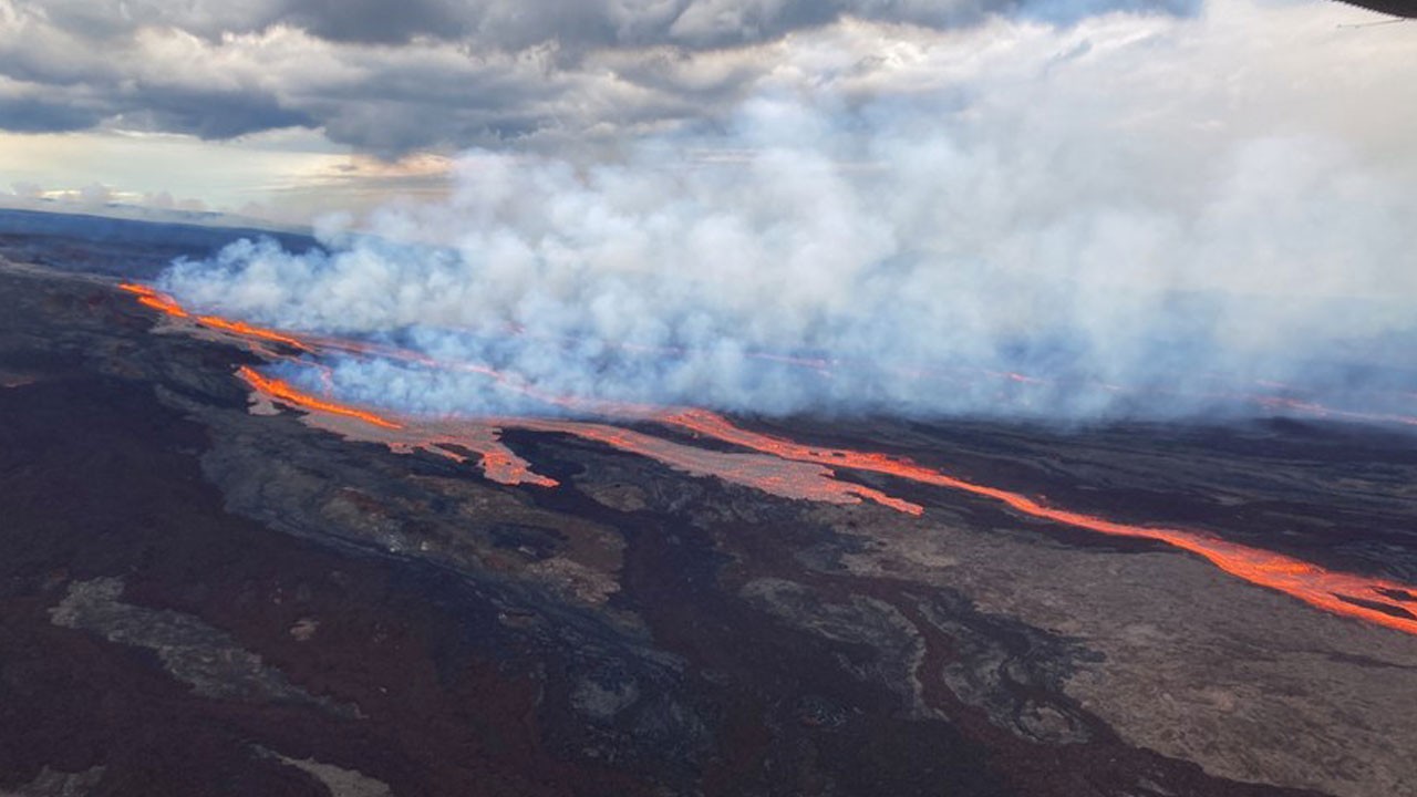 O yanardağ yeniden lav püskürttü!