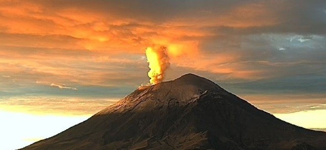O yanardağda patlama anı kaydedildi