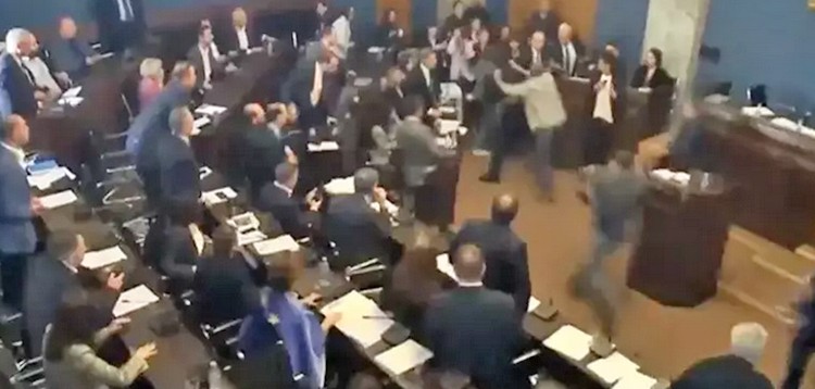 O yasa tasarısı Gürcistan’ı karıştırdı: Parlamentoda yumruklu kavga