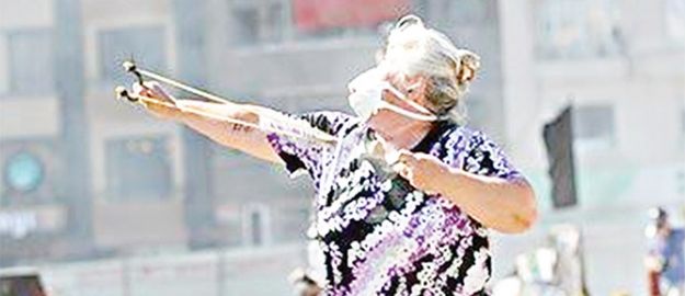 O sapanlı teyze kuş mu avlıyordu?