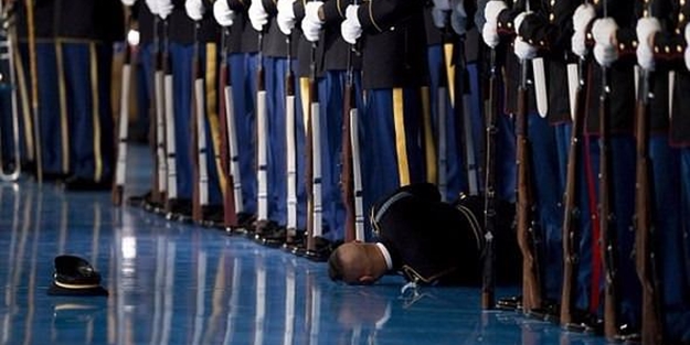 Obama'nın konuşmasında düşüp bayıldı, dönüp bakmadılar!