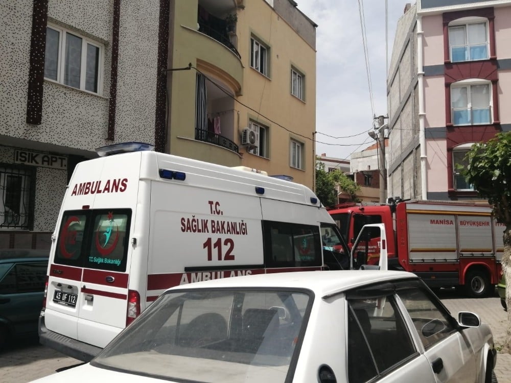 Ocağın üzerinde unutulan yemek yangın çıkardı 