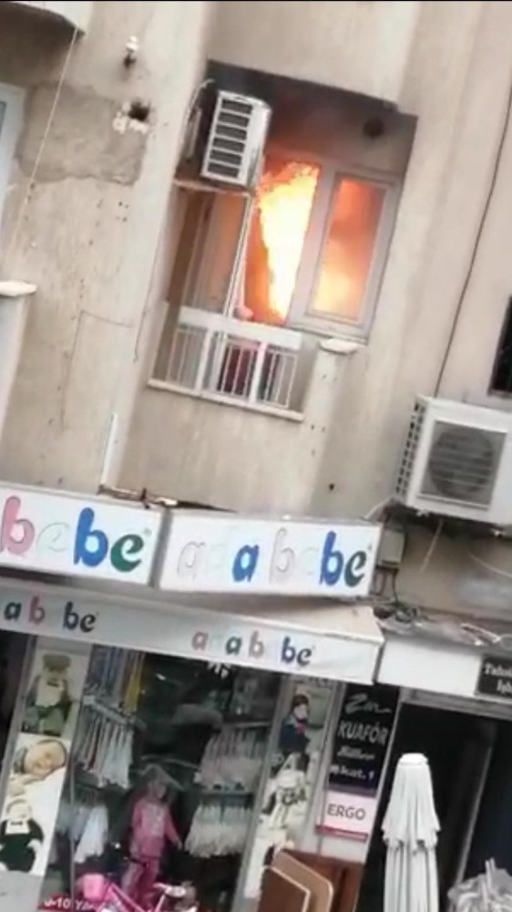 Ocakta unutulan yemek evi yakıyordu 