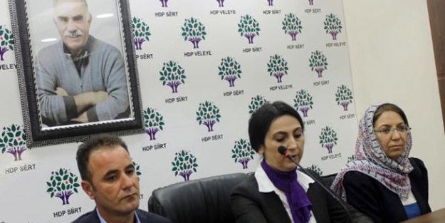 Öcalan'ın posteri altında 'Öz Yönetim' açıklaması