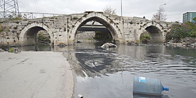 Odabaşı Köprüsü ihmalden çürüyor