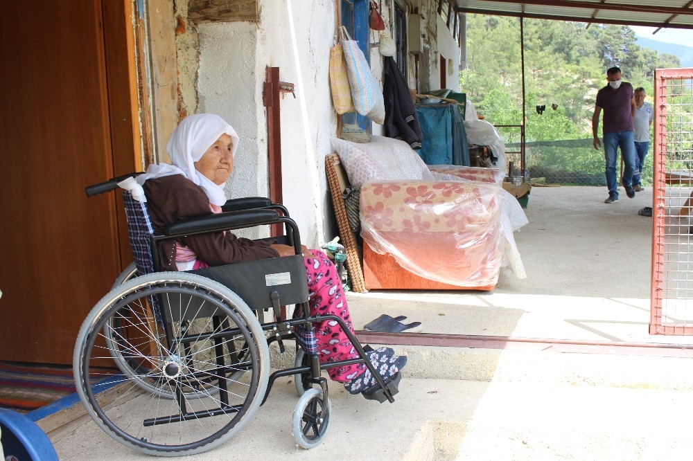 Odasından çıkamayan Zeynep nineye tekerlekli sandalya sürprizi 