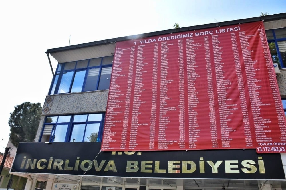 Ödediği borçların pankartını belediyeye astırdı 