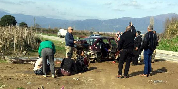 Ödemiş'te iki otomobil çarpıştı: 1'i hamile 8 yaralı