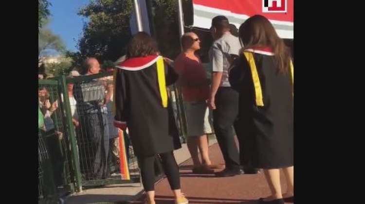 Güvenlik görevlisi Deniz Baykal'ın oğluna kafa attı!