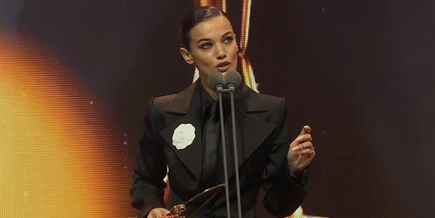 Ödül gecesinde saçmalayan oyuncudan büyük iki yüzlülük! Pınar Deniz resmen ifşa oldu