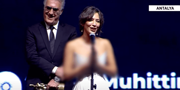 Ödül töreninde boş boş konuşan Nihal Yalçın'a sunucu Tamer Karadağlı bile dayanamadı!