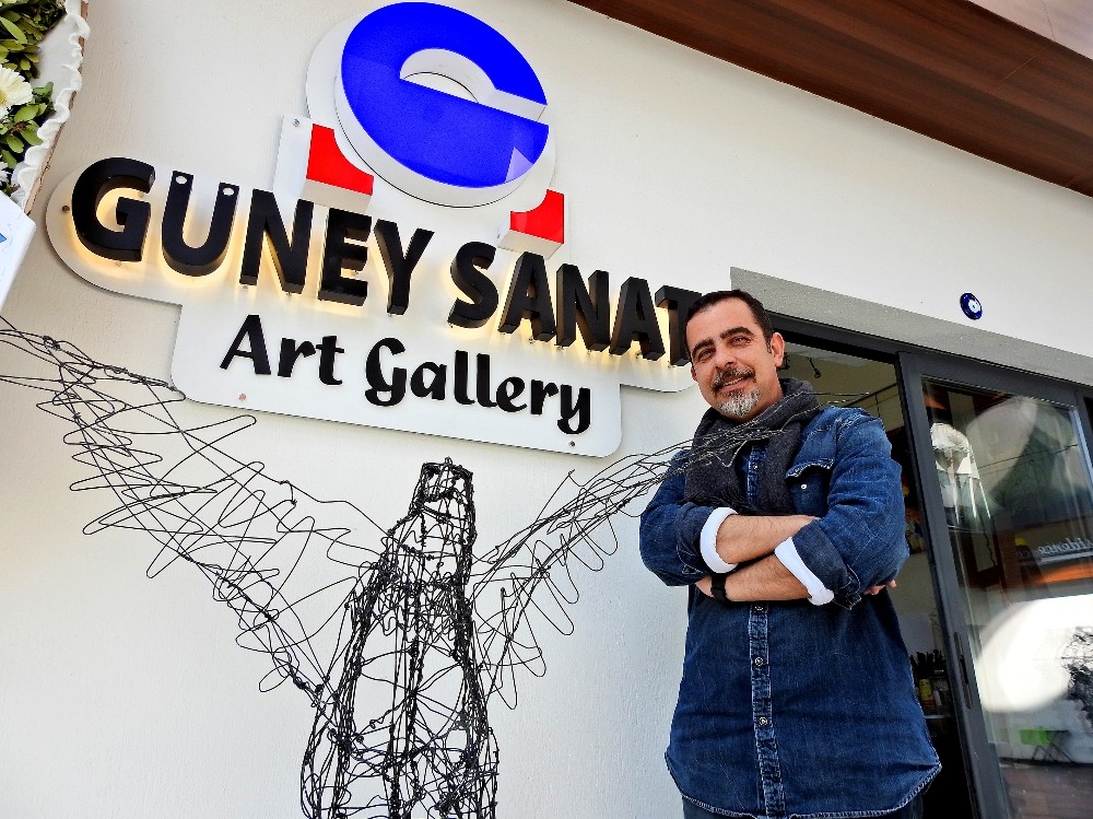 Ödüllü ressam Çeşme’de sanat galerisi açtı 