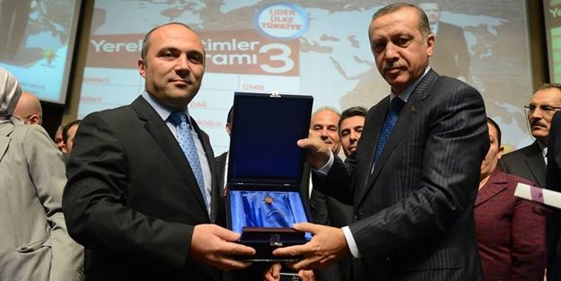 Ödülünü 'asrın lideri'nden aldı