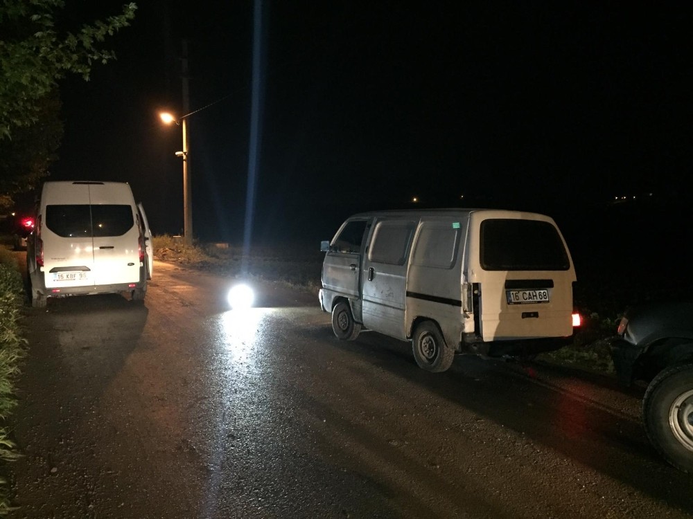 Odun hırsızları aracı bırakıp kaçtı 