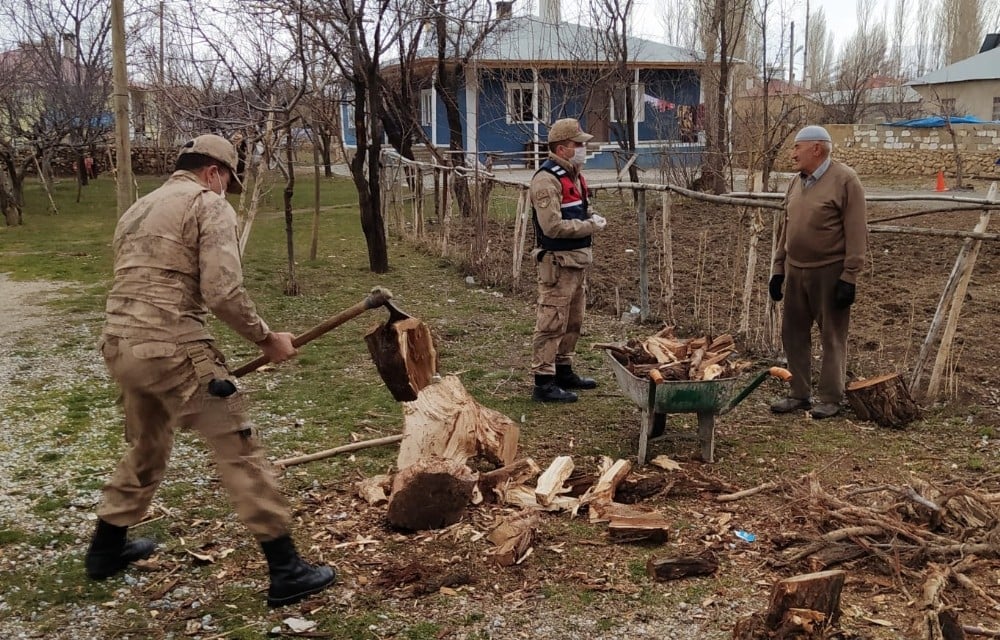 Odun kıran askerler gönüllere taht kurdu 