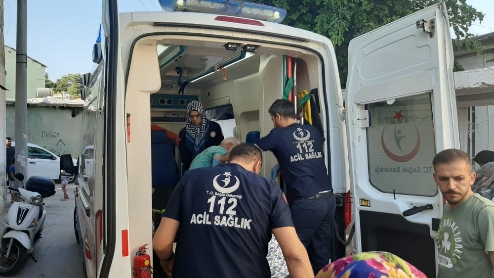 Odun kırmak isterken ayağını kesti 