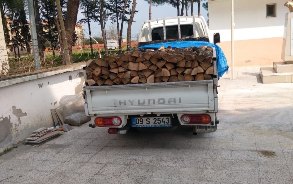 Odun yardımı bahanesiyle geldiler, altınları çalıp kaçtılar 
