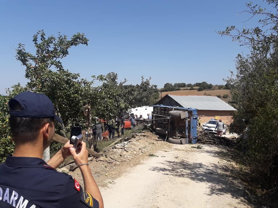 Odun yüklü traktör devrildi: 1 yaralı 