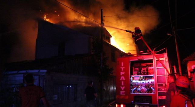 Odunlukta çıkan yangın bayramda 3 aileyi evsiz bıraktı
