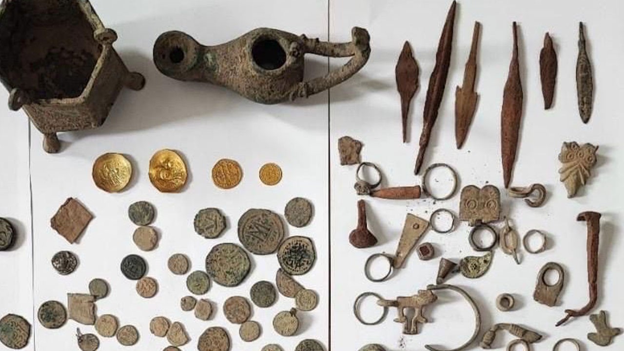 Odunlukta saklamış! Çuvallardan tarihi eser çıktı