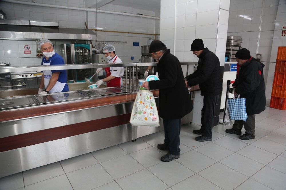 Odunpazarı Belediyesi Aşevi her gün bin 100 ihtiyaç sahibine vatandaşa yemek dağıtıyor 
