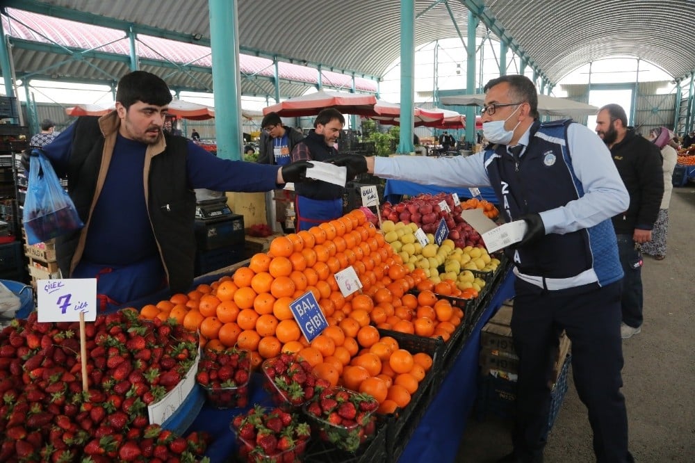 Odunpazarı Belediyesi pazar esnafına maske dağıttı 