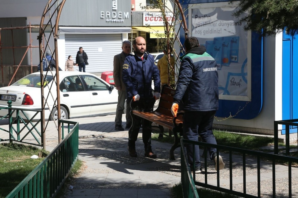 Odunpazarı’nda banklar kaldırıldı 