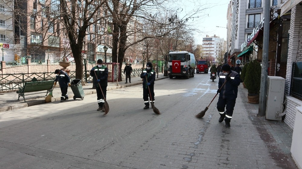 Odunpazarı’nda cadde ve sokaklar yıkandı 