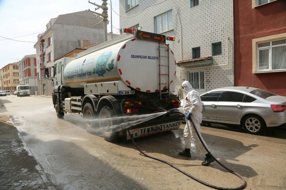 Odunpazarı’nda cadde ve sokaklar yıkanıyor 