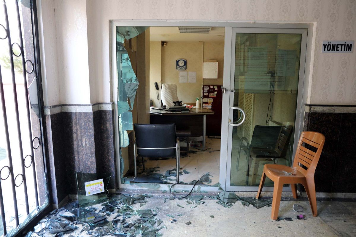 Ofise el yapımı bomba atan 2 şüpheli tutuklandı