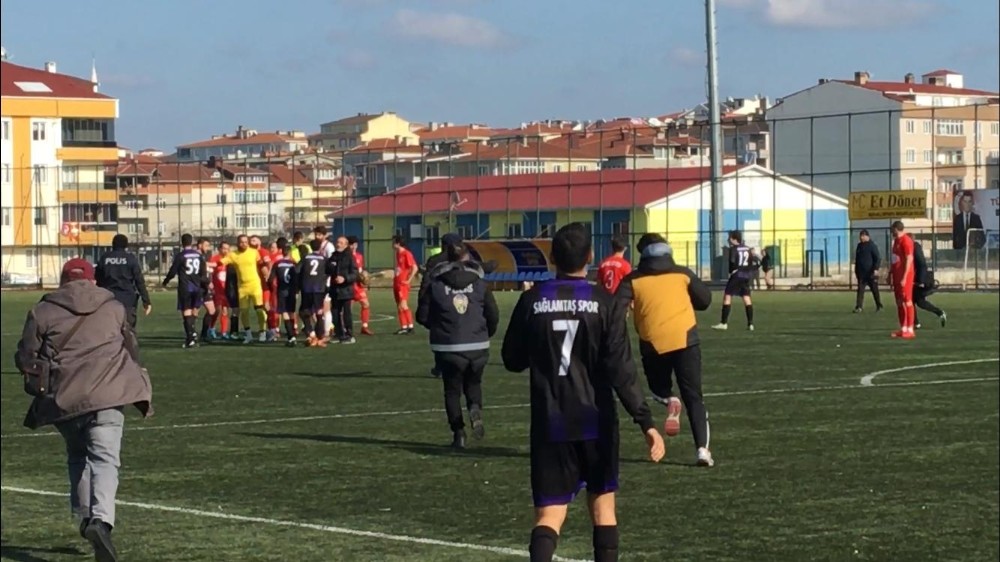 Öfkeli Antrenör hakemleri darp etmeye kalktı 